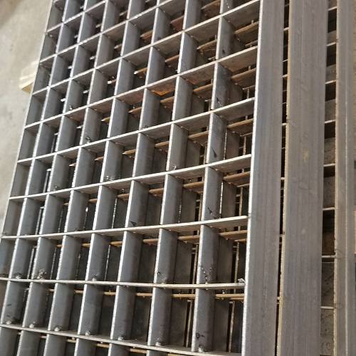 插接鋼格板、互插鋼格柵板：綠色環(huán)?？苫厥? /> 
</p>
（一）節(jié)能生產(chǎn)工藝<br />
先進(jìn)的加工設(shè)備<br />
在<strong><a href=