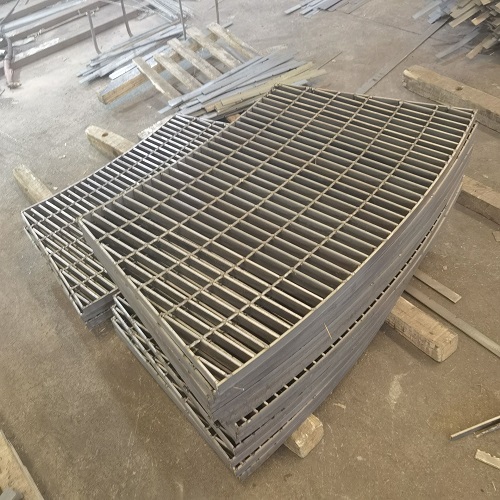 異型車庫用G405/30/100鋼格柵鋼格板選購要點(diǎn)及解決方案