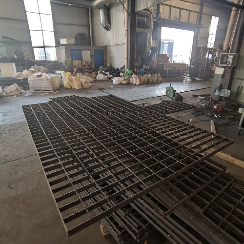 根據(jù)需求選擇不同類型的鋼格柵:定制平臺(tái)鋼格柵