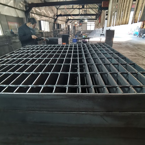 高空用平臺鋼格板邊緣處理至關(guān)重要