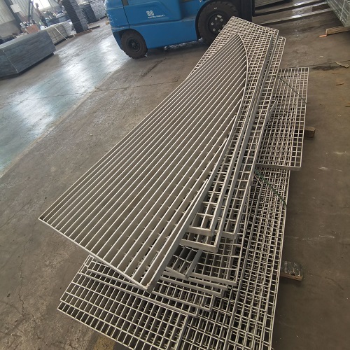 定制鋼格板 vs 標(biāo)準(zhǔn)尺寸？哪種更劃算？