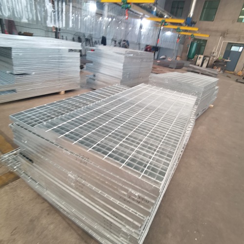 污水處理廠鋼格板如何選？防滑耐腐是關(guān)鍵！