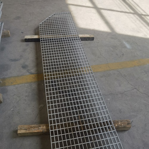 地鐵站臺鋼格板防滑處理：避免雨天事故！