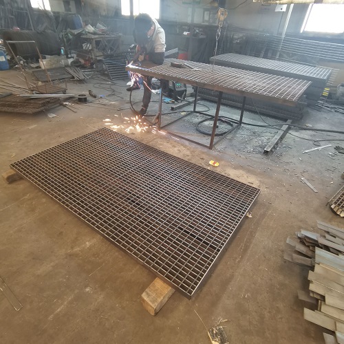 地鐵站臺鋼格板防滑處理：避免雨天事故！