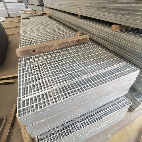 食品廠鋼格板選型：304不銹鋼還是鍍鋅更合適？