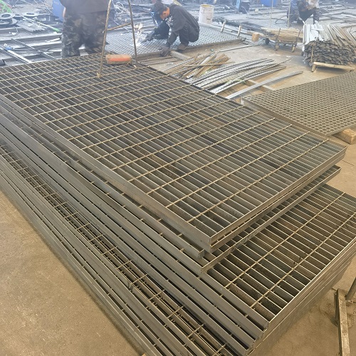 高空作業(yè)平臺專用鋼格板：安全承重設計全解析！