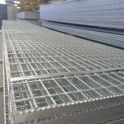 鋼格柵對(duì)比傳統(tǒng)材料，優(yōu)勢(shì)竟有這么多？