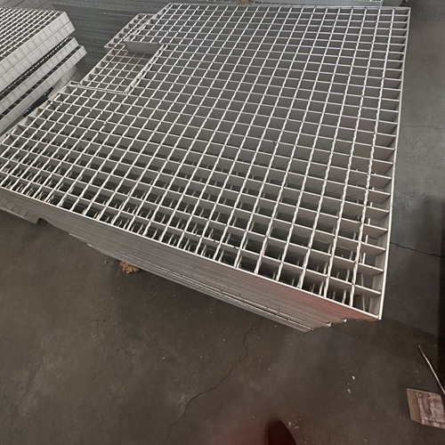 鋼格柵板在橋梁橋面鋪設中的表現(xiàn)