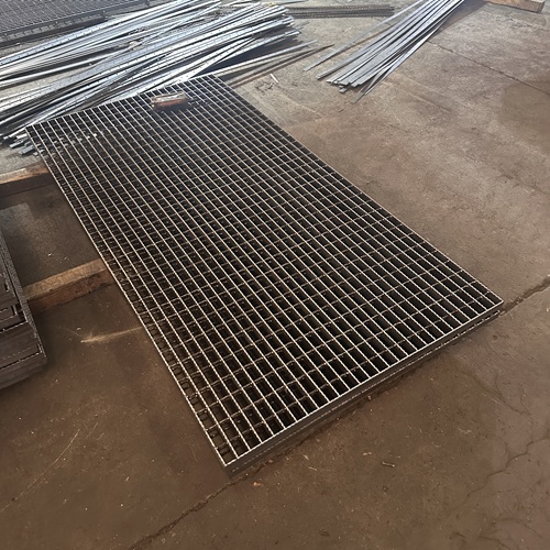 不銹鋼鋼格板vs熱鍍鋅鋼格板，該怎么選