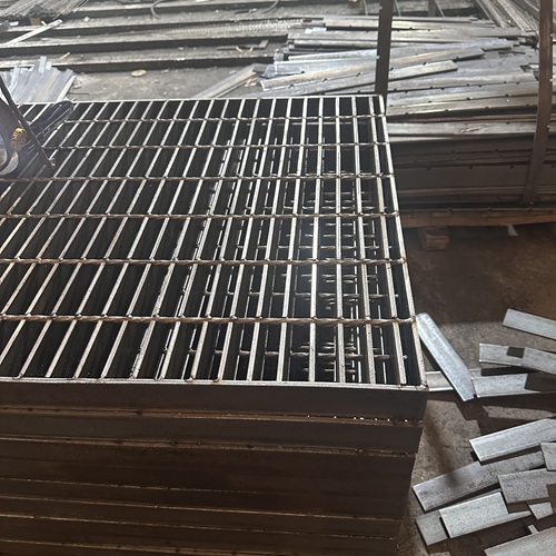 養(yǎng)殖場(chǎng)用鋼格板易清潔防腐蝕養(yǎng)殖戶都在選